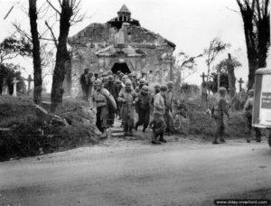 11 juin 1944 : des sapeurs américains sortent de la chapelle de La Madeleine à Sainte-Marie-du-Mont après avoir assisté à un office religieux. Photo : US National Archives