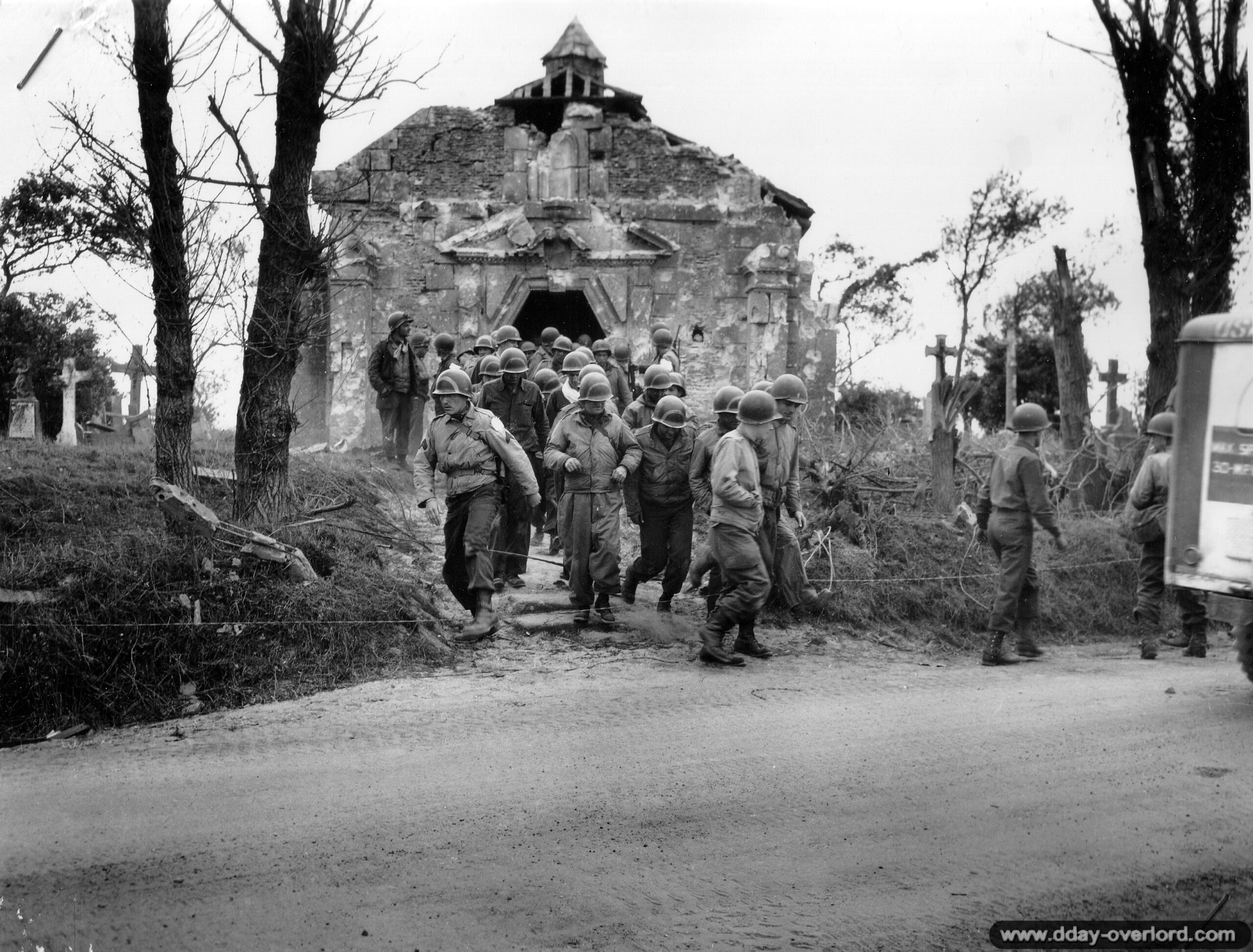 Bevrijding van La Madeleine in 1944 tijdens de Slag om Normandië 1 11 juin 1944 : des sapeurs américains sortent de la chapelle de La Madeleine à Sainte-Marie-du-Mont après avoir assisté à un office religieux. Photo : US National Archives