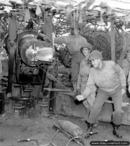 4 juillet 1944 : à l'occasion de la fête nationale américaine, le général Omar N. Bradley s’apprête à effectuer lui-même le tir d’un 155 mm Long Tom dans le secteur de Sainteny. Photo : US National Archives