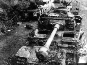 Un char Panzer IV et un canon Flak 88 mm détruits dans le secteur de Sées. Photo : US National Archives