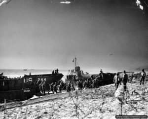 Un LCM rattaché au bâtiment de guerre USS Joseph T. Dickman vient de débarquer ses personnels dans le cadre d’un exercice de débarquement à Slapton Sands. Photo : US National Archives