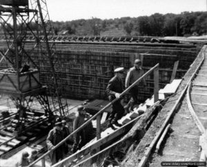 4 juillet 1944 : visite des généraux Eisenhower et Bradley ainsi que leur état-major de la base de construction de fusées V2 située à Sottevast et toujours en travaux au moment de la libération. Photo : US National Archives