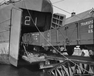 Des wagons sont embarqués à bord du LST-21 depuis les quais du port de Southampton. Photo : US National Archives