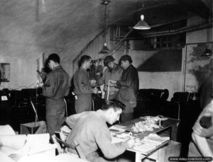 6 septembre 1944 : un centre de communications a été aménagé par les Américains dans le sous-sol du château de Chiffrevast à Tamerville. Photo : US National Archives