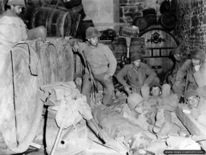 3 août 1944 : des soldats américains particulièrement fatigués ont choisi de se reposer à Tessy-sur-Vire dans une cave remplie de barriques de cidre. Photo : US National Archives