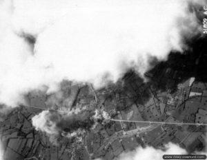 12 juin 1944 : bombardement de Torigni-sur-Vire vers 11h15. Photo : US National Archives