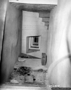 L’entrée protégée par une mitrailleuse fixe dans une des casemates de la batterie des Mielles codée Stp 252 à Tourlaville. Photo : US National Archives