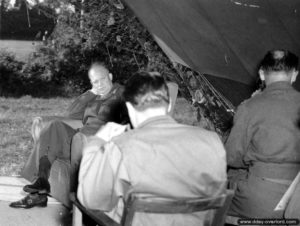 16 août 1944 : le général Eisenhower en entretien avec des des correspondants de guerre dans son poste de commandement de Tournières. Photo : US National Archives