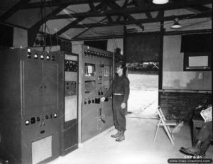 6 septembre 1944 : un central téléphonique américain à Valognes. Photo : US National Archives