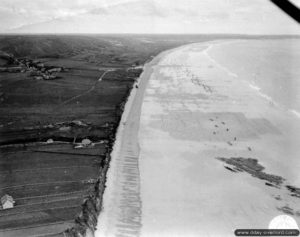 8 juillet 1944 : photographie aérienne de l’anse de Vauville. Photo : US National Archives