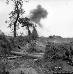 19 juillet 1944 : un escadron de chars Sherman au contact dans le secteur de Villiers-Fossard au nord de Saint-Lô. Photo : US National Archives