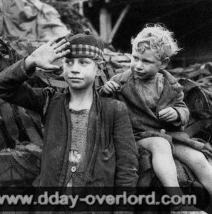 19 juin 1944 : les deux frères Frémont : Marcel, 10 ans (qui porte le calot canadien) et son frère Daniel, 4 ans à Colomby-sur-Thaon. Photo : Library and Archives Canada