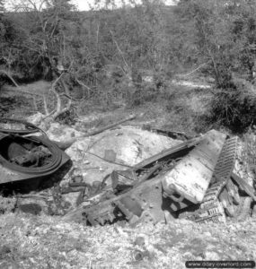 22 août 1944 : un char Tigre II Panzerkampfwagen VI Ausf. B détruit à proximité de la route dans le secteur de Vimoutiers. Photo : US National Archives