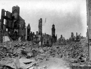 8 août 1944 : les ruines de la place de l’Hôtel de Ville de Vire. Photo : US National Archives