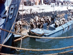 Des sapeurs américains du 5th E.S.B. embarquent dans des chalands de débarquement LCVP rattachés à l'USS Thurston à destination de Omaha Beach (convoi O3). Photo : US National Archives