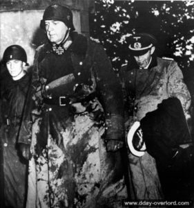 26 juin 1944 : le Generalleutnant von Schlieben commandant la Festung Cherbourg et le Konteradmiral Hennecke, Seekommandant Normandie au château de Servigny à Yvetot-Bocage. Photo : US National Archives