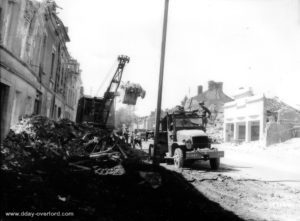 25 août 1944 : des Américains déblaient les décombres de la rue de Bretagne à Alençon. Photo : US National Archives