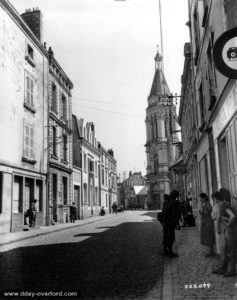 Des soldats américains et des habitants d'Angers dans la rue Saint-Jacques. Photo : US National Archives