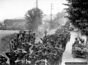 Un convoi américain longe une colonne de prisonniers allemands dans le secteur d'Avranches. Photo : US National Archives