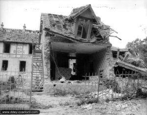 La Villa Roger et l'Hostellerie de la Biche en ruines après les bombardements à Bagnoles-de-l'Orne. Photo : US National Archives