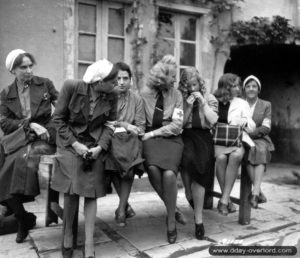 2 juillet 1944 : à Balleroy, des prisonnières allemandes en provenance de Cherbourg. Photo : US National Archives