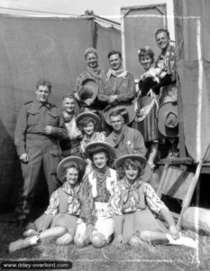 30 juillet 1944 : les artistes de l’Invasion Revue, une troupe de Women Army Corps (WAC), participent à un spectacle à Banville au profit des soldats et de la population. Photo : US National Archives