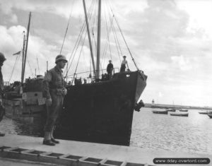 Un cargo arrive à quai dans le port de Barfleur. Photo : US National Archives