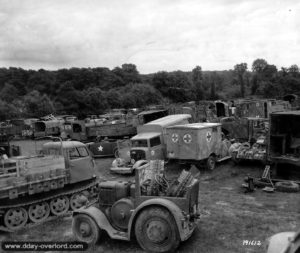 Dépôt de différents matériels et véhicules abandonnés par les Allemands dans le secteur de Baupte. Photo : US National Archives