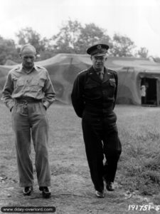 26 juillet 1944 : les généraux Eisenhower et Montgomery en pleine discussion dans l'état-major de campagne britannique. Photo: US National Archives