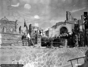 Septembre 1944 : cérémonie en souvenir de l’explosion survenue dans l’abri Sadi Carnot à Brest dans la nuit du 8 au 9 septembre 1944 qui fit au moins six cent morts. Photo : US National Archives