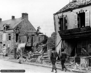 22 juin 1944 : rue Saint-Roch à Bricquebec, une maison est totalement détruite. Photo : US National Archives