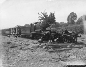 Photo prise le 2 août 1944 d’une locomotive détruite qui est immobilisée en gare de Canisy. Photo : US National Archives
