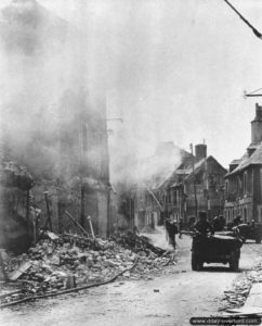 Le 12 juin 1944, des Jeeps traversent la rue Holgate entre le carrefour avec la RN 13 et la ligne Paris-Cherbourg. Photo : US National Archives