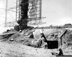 Le bunker tye Regelbau L 480 et l’antenne de la station de Carneville. Photo : US National Archives