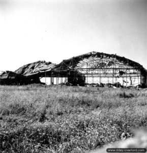 6 juillet 1944 : les hangars en ruine sur l’aérodrome de Carpiquet. Photo : Canada National Archives
