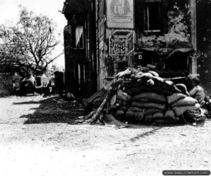 8 juillet 1944 : le soldat de première classe Forrest W. Dobbs, monte la garde dans Caumont-l’Eventé. Photo : US National Archives