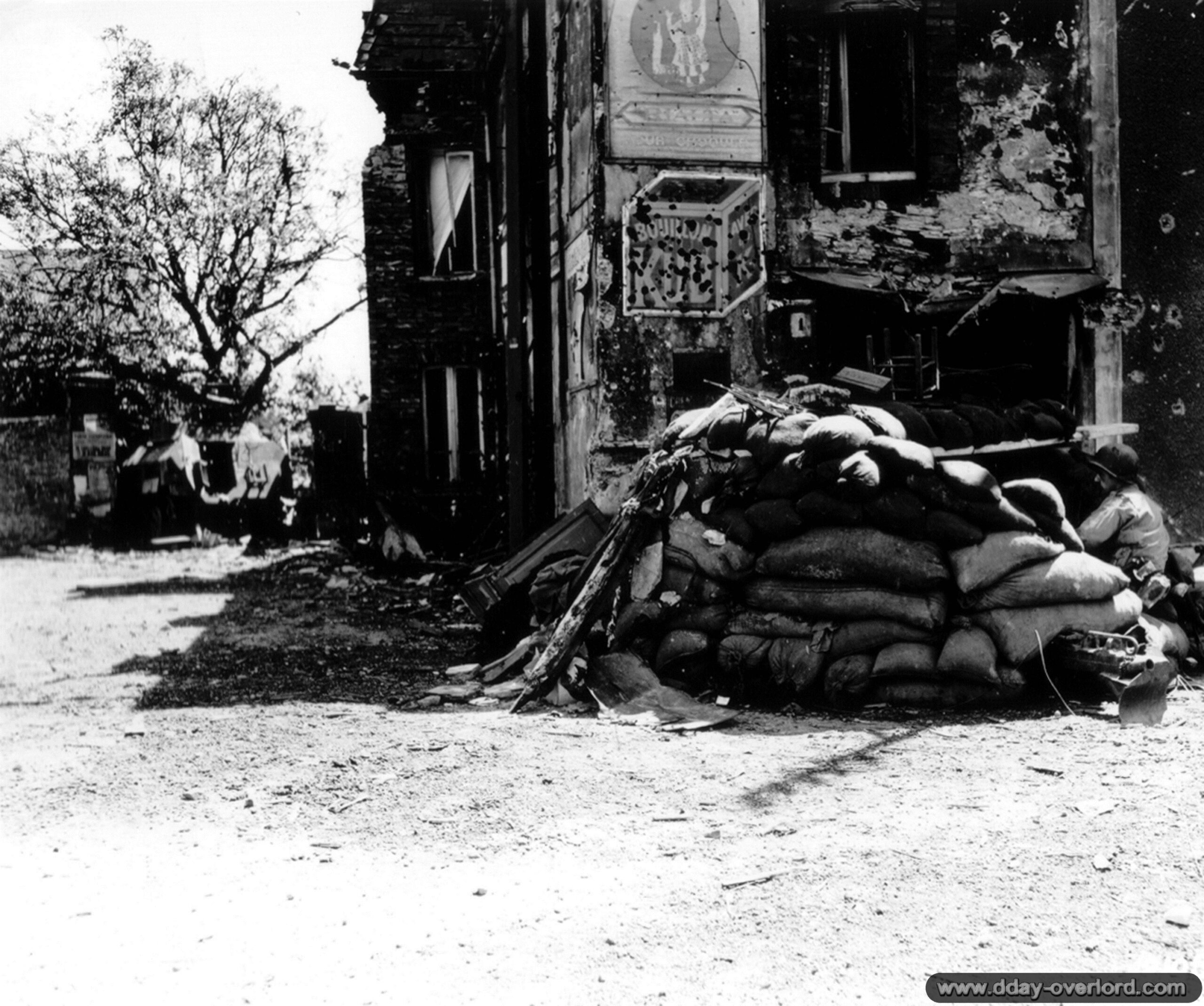 8 juillet 1944 : le soldat de première classe Forrest W. Dobbs, monte la garde dans Caumont-l’Eventé. Photo : US National Archives
