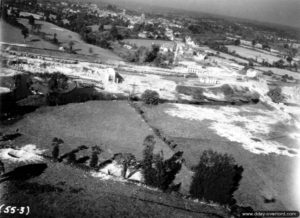 Vue aérienne de la commune de Cérences bombardée par les Alliés. Photo : US National Archives