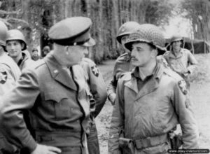 Le général Dwight Eisenhower en discussion avec son cousin le Sergeant G. C. Etherington de la Chemical Warfare Section, 2nd Infantry Division. Photo : US National Archives