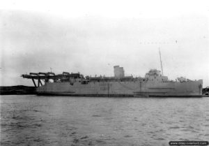 10 août 1944 : le paquebot anglais TS Hampton Ferry à Cherbourg. Photo : US National Archives