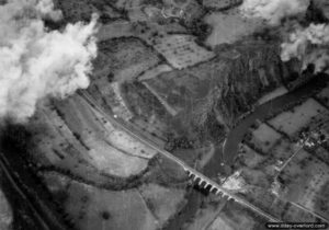 Vue du bombardement aérien du viaduc ferroviaire (ligne Caen-Flers) de Clécy sur l’Orne. Photo : US National Archives