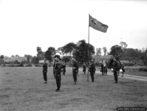 2 août 1944 : le général Keller, commandant la 3ème division d’infanterie canadienne, passe en revue la 7ème brigade. Photo : Archives Canada