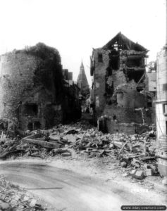 15 août 1944 : le quartier des remparts en ruines à Domfront. Photo : US National Archives