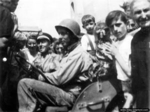 31 juillet 1944 : à Donville-les-Bains, Yves Morvan (avec la casquette) aussi connu comme étant Jean Marin, l'une des fameuses voix de la BBC. Photo : US National Archives