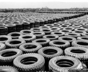 15 décembre 1944 : stock de pneus entreposés sur le terrain du hangar à dirigeable d'Ecausseville. Photo : US National Archives