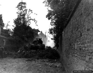 17 août 1944 : combats menés par les Canadiens du Sherbrooke Fusiliers Regiment de la 2nd Canadian Armoured Brigade avec les soldats Fusiliers Mont-Royal de la 2nd Canadian Infantry Division, rue des Prémontrés, contre les hommes du SS-Sturmbannführer Krause appartenant à la 12. SS Panzer-Division Hitlerjugend retranché dans l’Ecole Supérieure de Jeunes Filles. Photo US National Archives