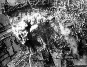 Photo aérienne du bombardement du secteur de la gare de Flers. Photo : US National Archives