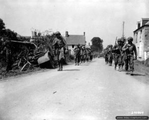 Les soldats américains du 28ème régiment de la 8ème division d’infanterie (surnommés « Black Lions ») à Folligny. Photo : US National Archives