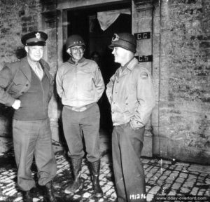 3 juillet 1944 : les généraux Eisenhower, Bradley, Collins au château de Francquetot à l’est de Carquebut (entre Eturville et Blosville). Photo : US National Archives