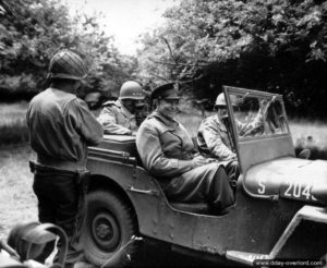 4 juillet 1944 à Huanville : le général Eisenhower (casquette) et le général Bradley (à l'arrière de la Jeep, avec le casque). Photo : US National Archives